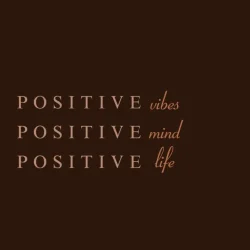 Digital marketing strategist in Bahrain showcasing positivity and creativity.